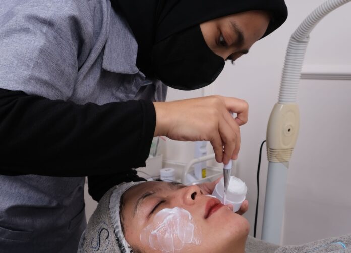 Sebelum ke Klinik Kecantikan, Cek Dulu Hukum Halal-Haram 6 Perawatan Estetik Ini!
